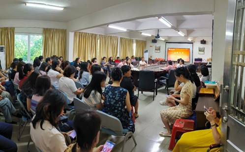 图片包含 室内, 桌子, 食物, 蛋糕AI 生成的内容可能不正确。